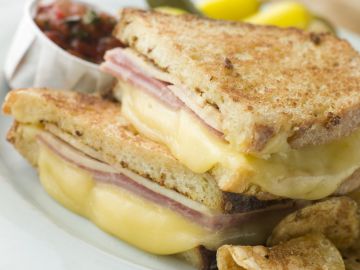 Croque-monsieur aux pommes, gruyère fondu et jambon blanc Croque-monsieur aux pommes, gruyère fondu et jambon blanc