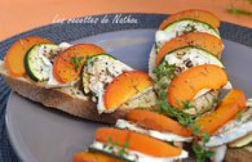 Crostini aux abricots, courgette et fromage de chèvre Crostini aux abricots, courgette et fromage de chèvre