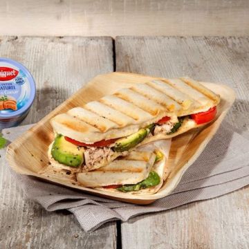 Panini au thon, tomate et avocat Panini au thon, tomate et avocat