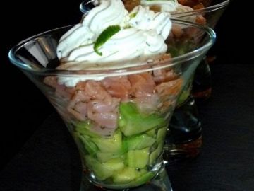 Verrines avocat-saumon aux agrumes et chantilly au citron vert Verrines avocat-saumon aux agrumes et chantilly au citron vert