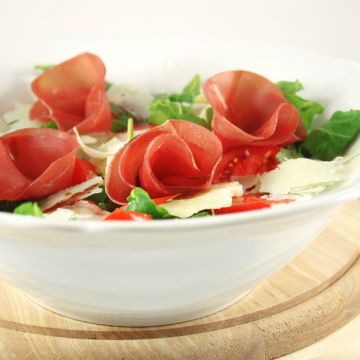 Salade de chèvre chaud et copeaux de jambon serrano Salade de chèvre chaud et copeaux de jambon serrano