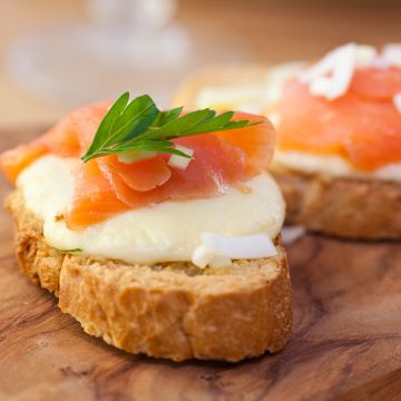 Toasts au saumon et mozzarella