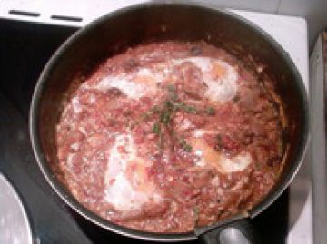 Oeufs aux aubergines frites et tomates