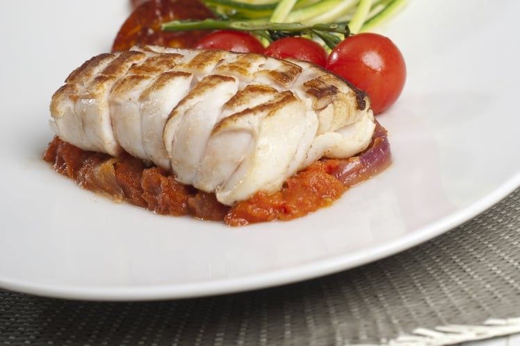 Dos de cabillaud grillé sur spaghettis de courgettes Dos de cabillaud grillé sur spaghettis de courgettes