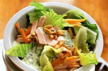 Salade romaine aux carottes, à la dinde et aux pignons de pin Salade romaine aux carottes, à la dinde et aux pignons de pin