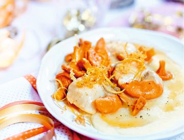 Noix de Saint-Jacques au beurre de pamplemousse, purée de panais et girolles