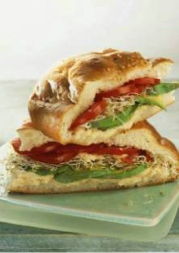 Sandwich à l'alfalfa et aux tomates Sandwich à l'alfalfa et aux tomates