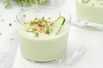Soupe glacée de concombre au fromage blanc en verrine Soupe glacée de concombre au fromage blanc en verrine
