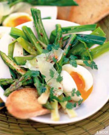 Jeunes poireaux et asperges tièdes, œufs mollets et parmesan Jeunes poireaux et asperges tièdes, œufs mollets et parmesan