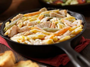 Poêlée de penne au poulet et aux petits légumes Poêlée de penne au poulet et aux petits légumes