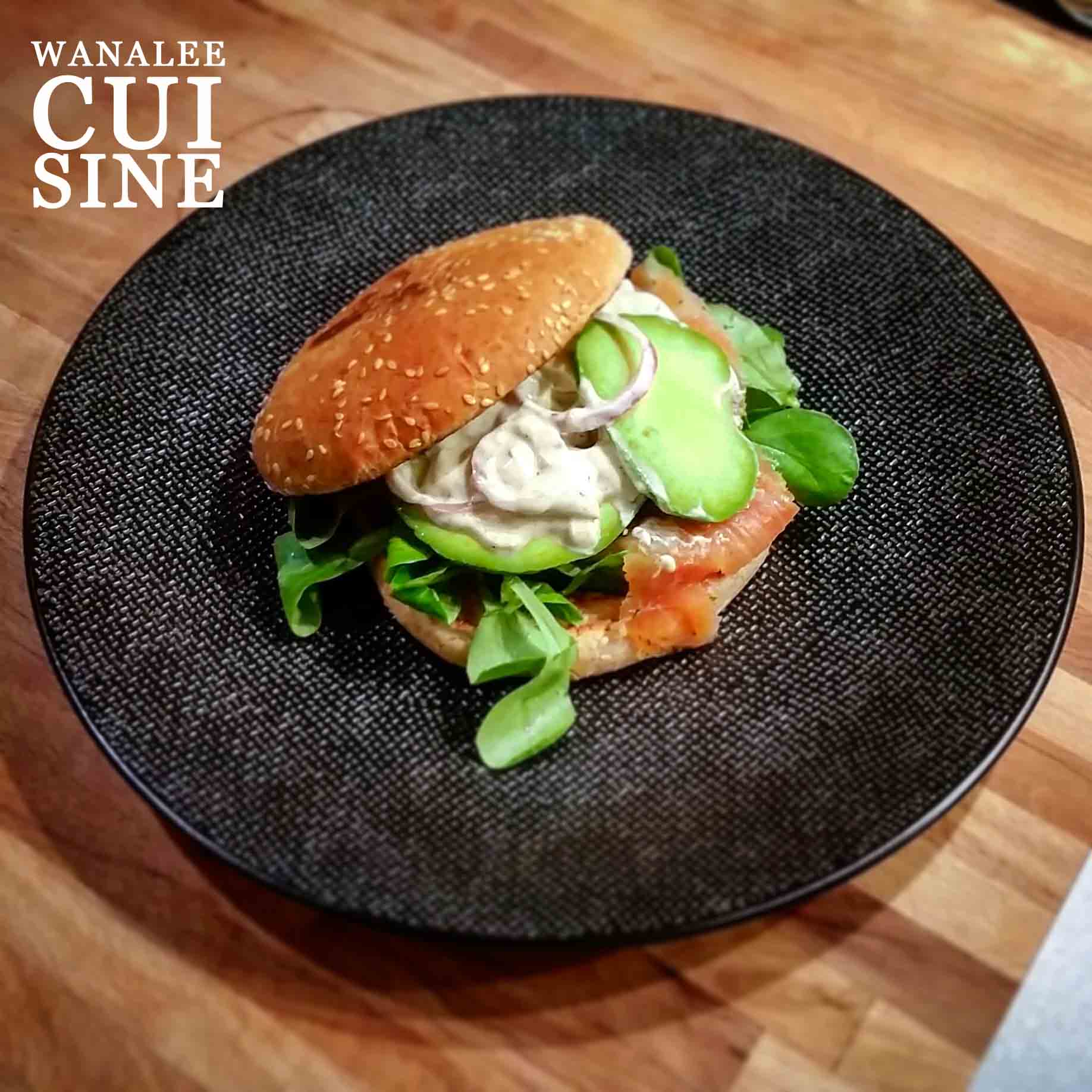 Burger au saumon fumé et avocat Burger au saumon fumé et avocat