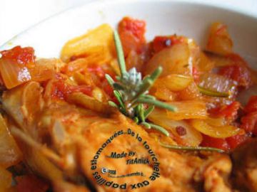 Poulet en cocotte au vin blanc, tomates et oignons aux fines herbes Poulet en cocotte au vin blanc, tomates et oignons aux fines herbes