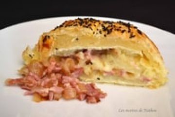 Feuilleté au camembert, pommes de terre, lardons et oignons confits au balsamique Feuilleté au camembert, pommes de terre, lardons et oignons confits au balsamique