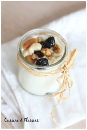 Fromage blanc aux fruits secs, miel et sirop d’agave Fromage blanc aux fruits secs, miel et sirop d’agave