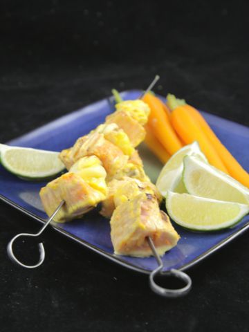 Brochettes de poissons marinés et grillés Brochettes de poissons marinés et grillés
