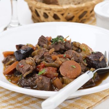 Ragoût de boeuf aux carottes et aux pruneaux Ragoût de boeuf aux carottes et aux pruneaux