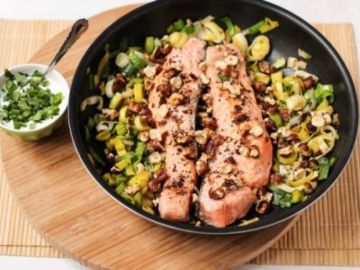 Saumon aux poireaux et aux noisettes grillées — crème à la coriandre Saumon aux poireaux et aux noisettes grillées — crème à la coriandre