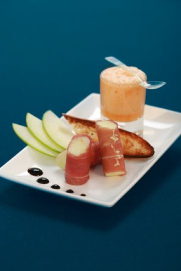 Cannelloni de jambon cru Compagnons du Goût et émulsion de melon Cannelloni de jambon cru Compagnons du Goût et émulsion de melon