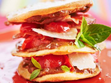 Millefeuille de pizza au bacon, tomate et parmesan