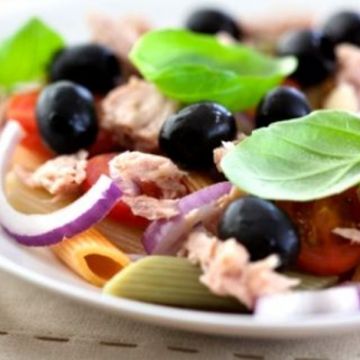 Salade de pâtes au thon et oignon rouge