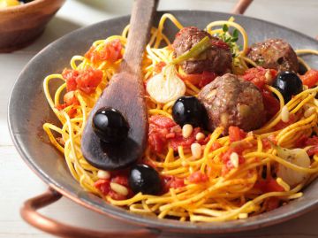 Boulettes de bœuf aux olives vertes, spaghettis aux tomates fraîches et origa                                                                                 n                                                                                                