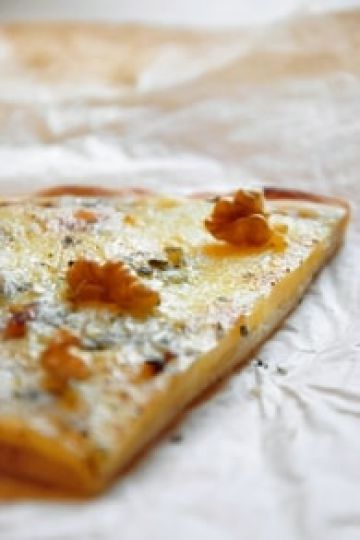 Pizza Auvergnate au bleu, cantal, Tomme et noix