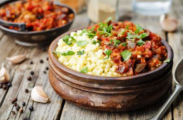 Millet cuit à l’aubergine et sauce tomate épicée Millet cuit à l’aubergine et sauce tomate épicée