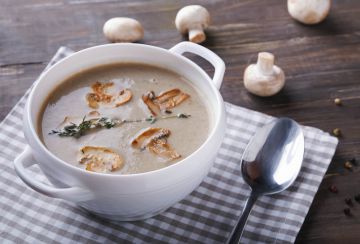 Soupe au poulet, champignons et échalotes Soupe au poulet, champignons et échalotes