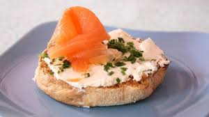 Blinis au saumon fumé, crème de chèvre à la ciboulette Blinis au saumon fumé, crème de chèvre à la ciboulette