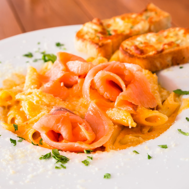 Macaroni au saumon fumé en sauce crème Macaroni au saumon fumé en sauce crème