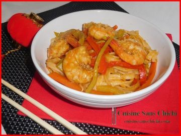 Nouilles sautées au wok, crevettes marinées et petits légumes croquants. Nouilles sautées au wok, crevettes marinées et petits légumes croquants.