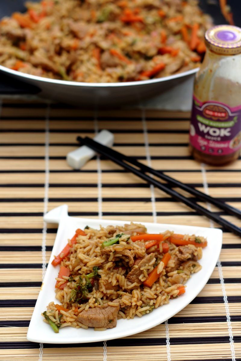 Wok de porc, riz, carottes, brocolis et sauce soja et sésame Wok de porc, riz, carottes, brocolis et sauce soja et sésame