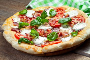 Pizza tomates, salami et mozzarella Pizza tomates, salami et mozzarella