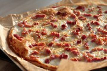 Tarte fine rapide aux lardons, fromage blanc et gruyère Tarte fine rapide aux lardons, fromage blanc et gruyère