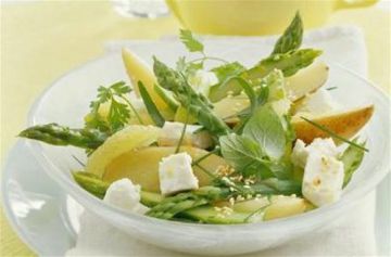 Salade d'asperges aux poires, aux herbes et à la feta Salade d'asperges aux poires, aux herbes et à la feta