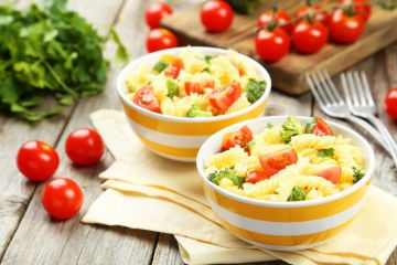Mini salades tièdes de fusilli aux tomates cerise et brocolis Mini salades tièdes de fusilli aux tomates cerise et brocolis