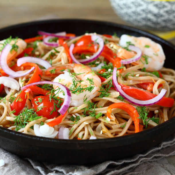 Wok de nouilles sautées aux crevettes et légumes Wok de nouilles sautées aux crevettes et légumes
