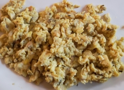 Oeufs brouillés à la moutarde et à l'origan Oeufs brouillés à la moutarde et à l'origan