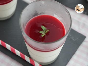 Panna cotta à la vanille et son coulis de framboises Panna cotta à la vanille et son coulis de framboises