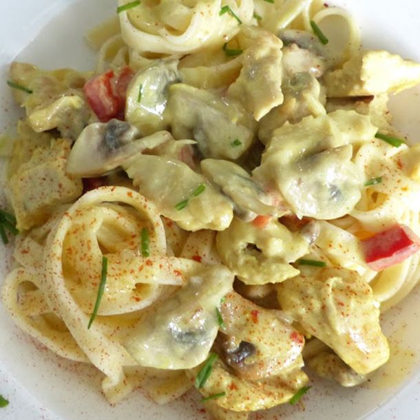 Fettuccine fraîches à la crème, dinde et champignons Fettuccine fraîches à la crème, dinde et champignons