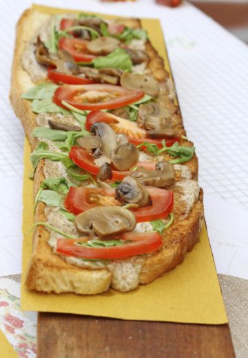 Bruschetta aux champignons, tomates et roquette Bruschetta aux champignons, tomates et roquette