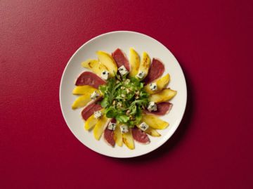 Carpaccio de magret, pêche et roquefort