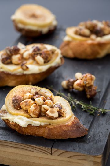 Bruschetta pomme, chèvre frais et noisettes Bruschetta pomme, chèvre frais et noisettes