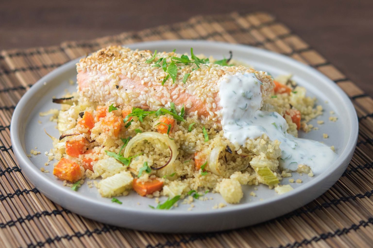 Saumon croustillant au sésame, sauce au yaourt Saumon croustillant au sésame, sauce au yaourt