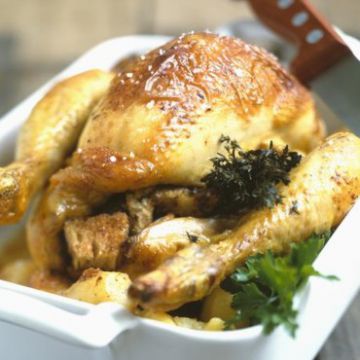 Poulet rôti aux croûtons et pommes de terre Poulet rôti aux croûtons et pommes de terre