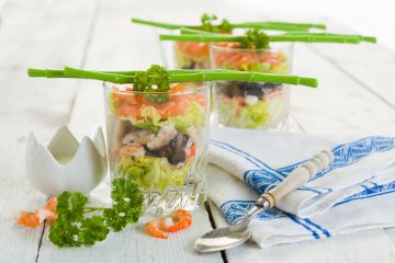 Verrines crevettes, saumon et avocat aux olives Verrines crevettes, saumon et avocat aux olives