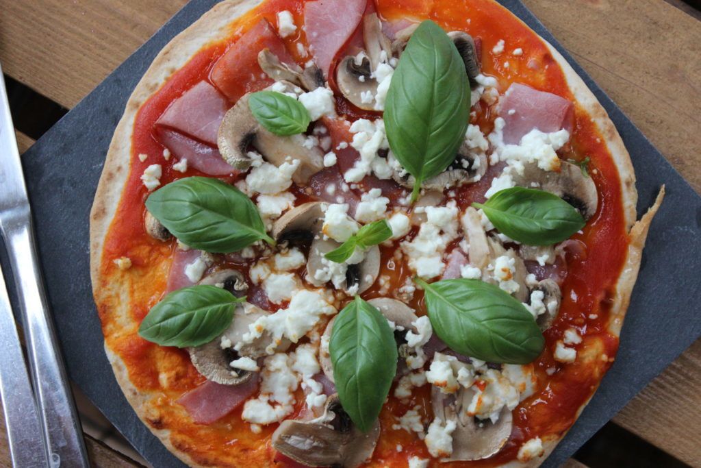 Pizza tortilla tomate bacon mozzarella Pizza tortilla tomate bacon mozzarella