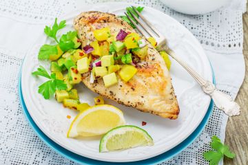 Dinde grillée à la salsa d'ananas et d’avocat au citron Dinde grillée à la salsa d'ananas et d’avocat au citron