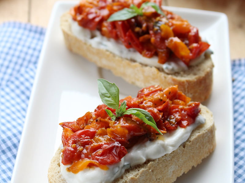 Bruschetta à la ricotta-basilic et compotée de tomates Bruschetta à la ricotta-basilic et compotée de tomates