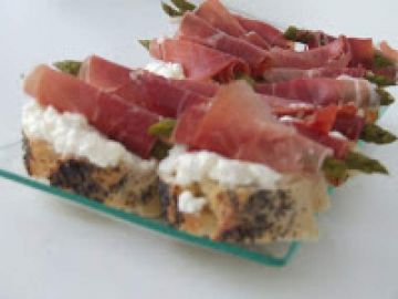 Canapé d'asperges rôties au fromage frais et au jambon cru Canapé d'asperges rôties au fromage frais et au jambon cru